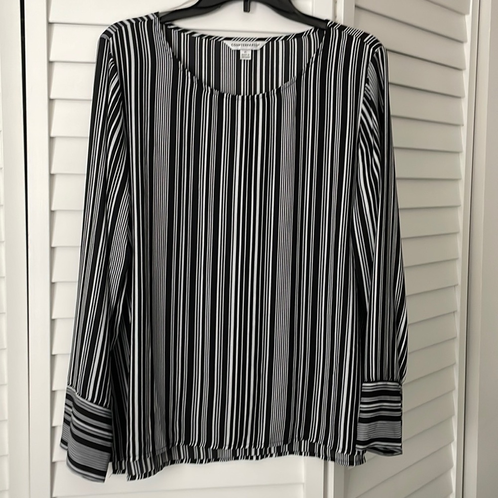 Blouse only used one. Elegant and very comfortable .